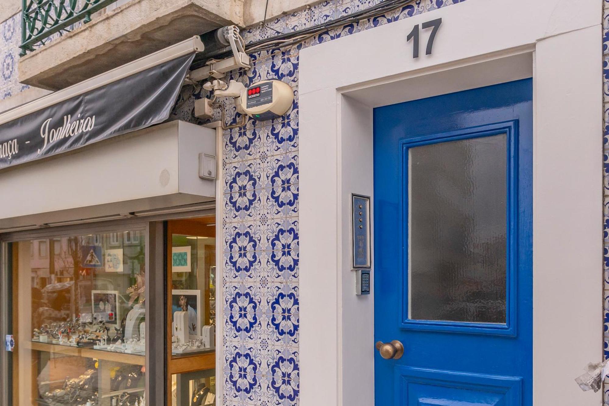 Apartment Superb Overlooking Graca In Lissabon