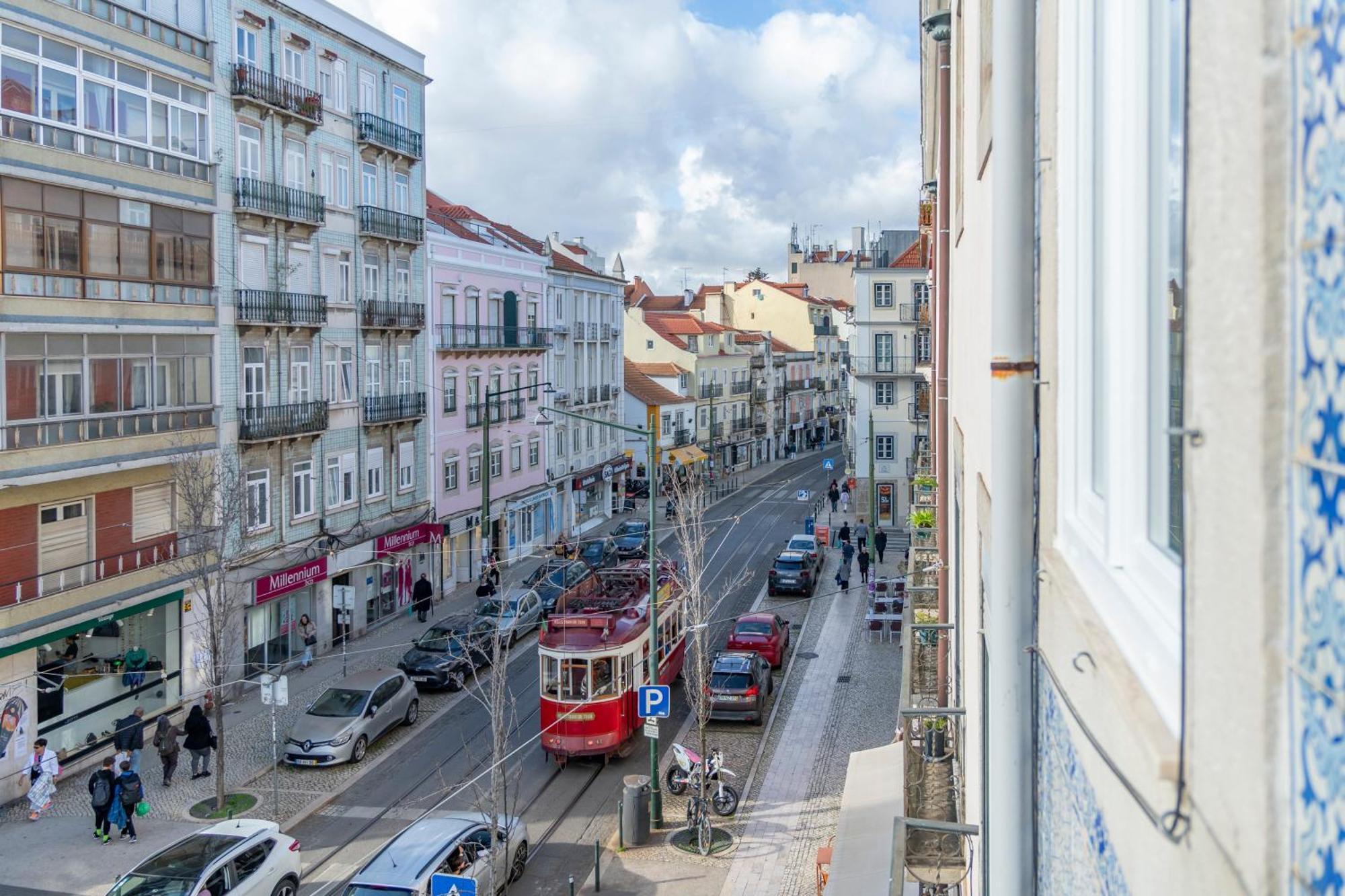 Superb Overlooking Graca In Lissabon